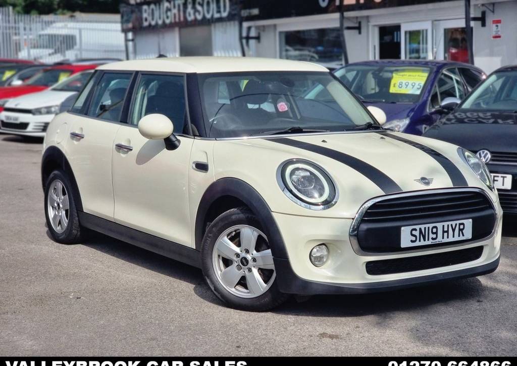 Used 2019 19 MINI HATCH 1.5 One Classic Hatchback 5dr Petrol Manual Euro 6 (s/s) (102 ps) in White (68000 mileage) for sale in Crewe