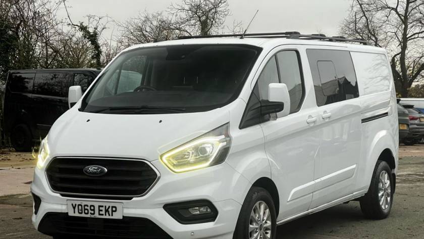 Used 2020 69 FORD TRANSIT CUSTOM 2.0 320 EcoBlue Limited Crew Van Double Cab 5dr Diesel Manual L2 H1 Euro 6 (s/s) (6 Seat) (130 ps) in White (92000 mileage) for sale in Crewe